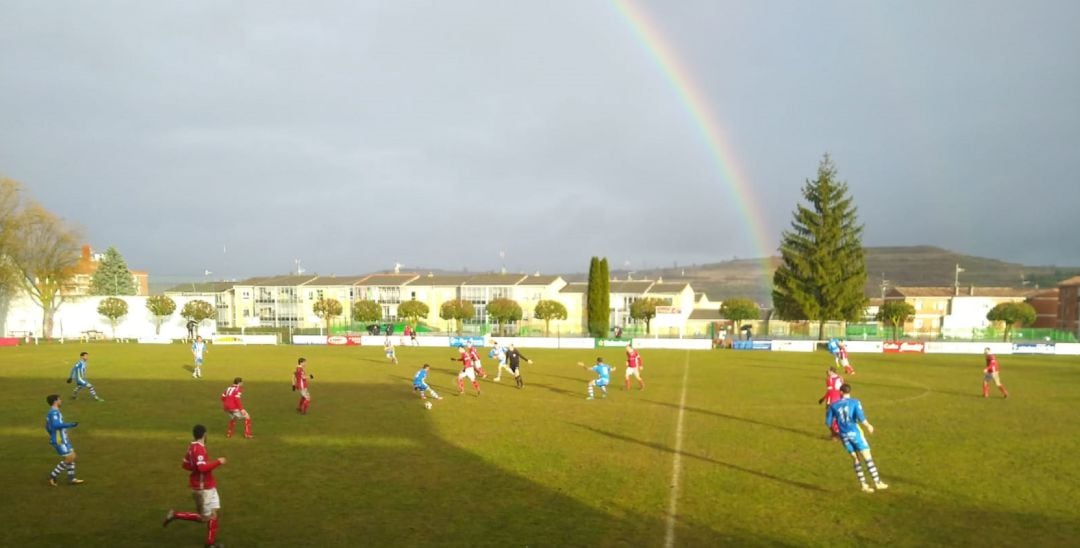 Un instante de juego entre ribereños y briviescanos en el Municpal donde apareció el arcoiris.