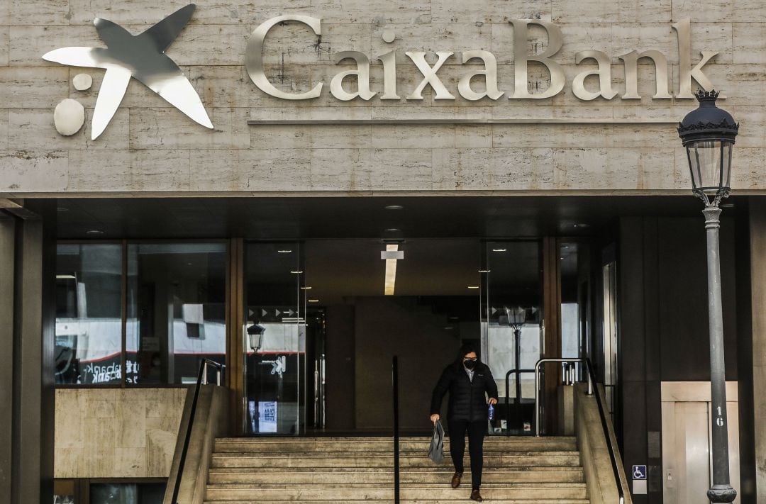 Logo de Caixabank en la antigua sede de Bankia, en la calle Pintor Sorolla, en Valencia.