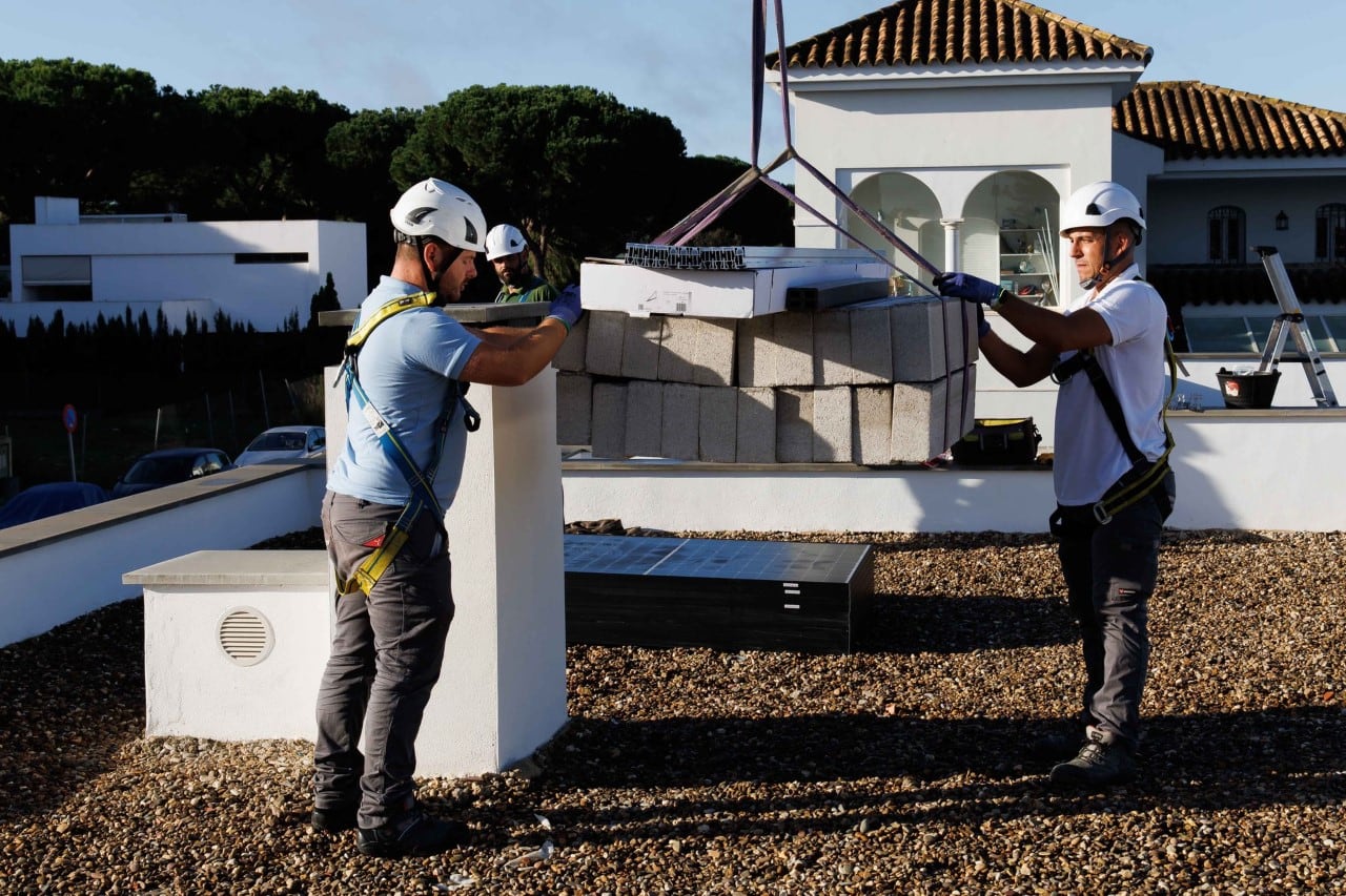 Instaladores de Quantica Renovables, descargan el material necesario para la instalación solar