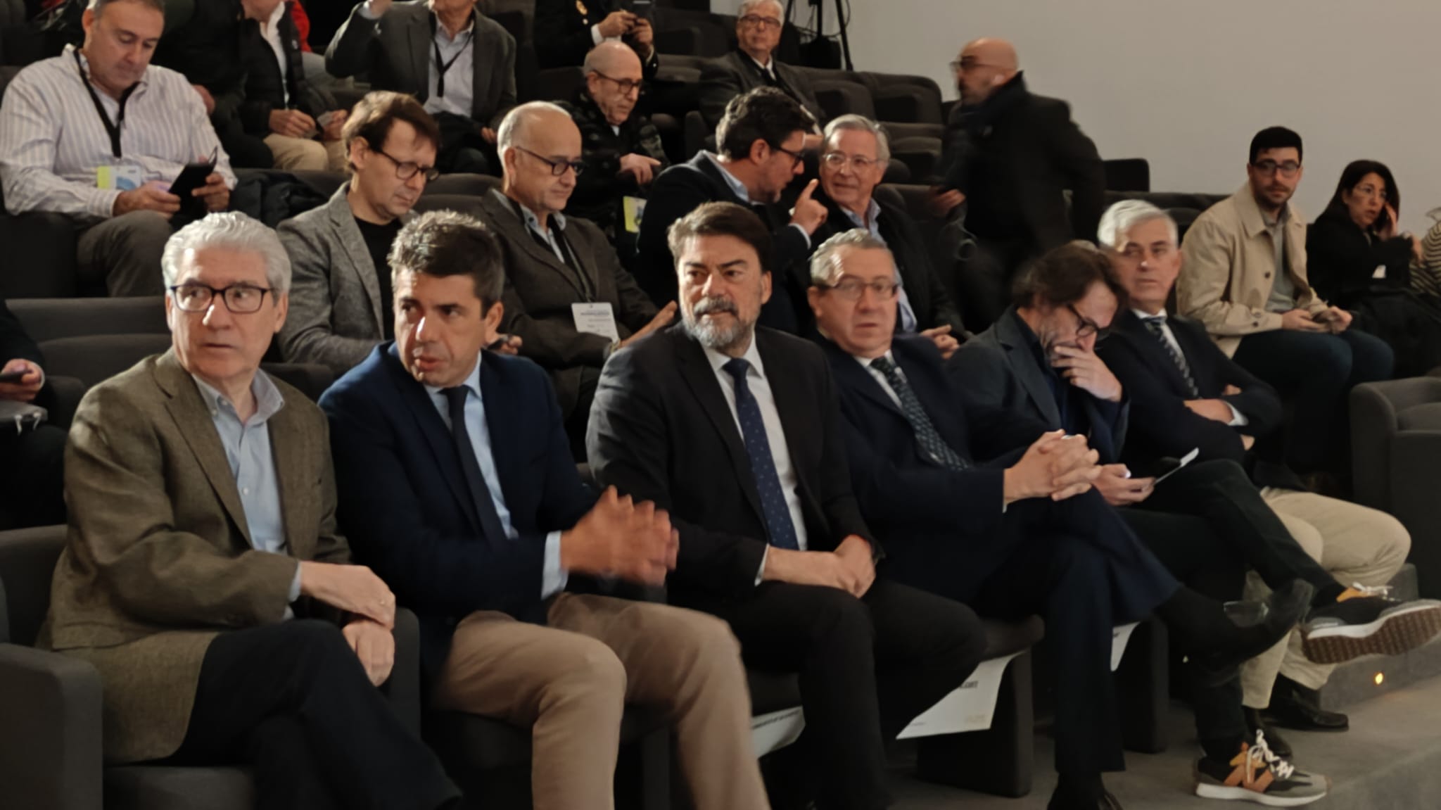 El president Carlos Mazón, junto al alcalde de Alicante, Luis Barcala, y el presidente provincial, Toni Pérez, durante la presentación de la jornada sobre IA en Alicante