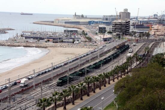 Vies del tren al seu pas per Tarragona.