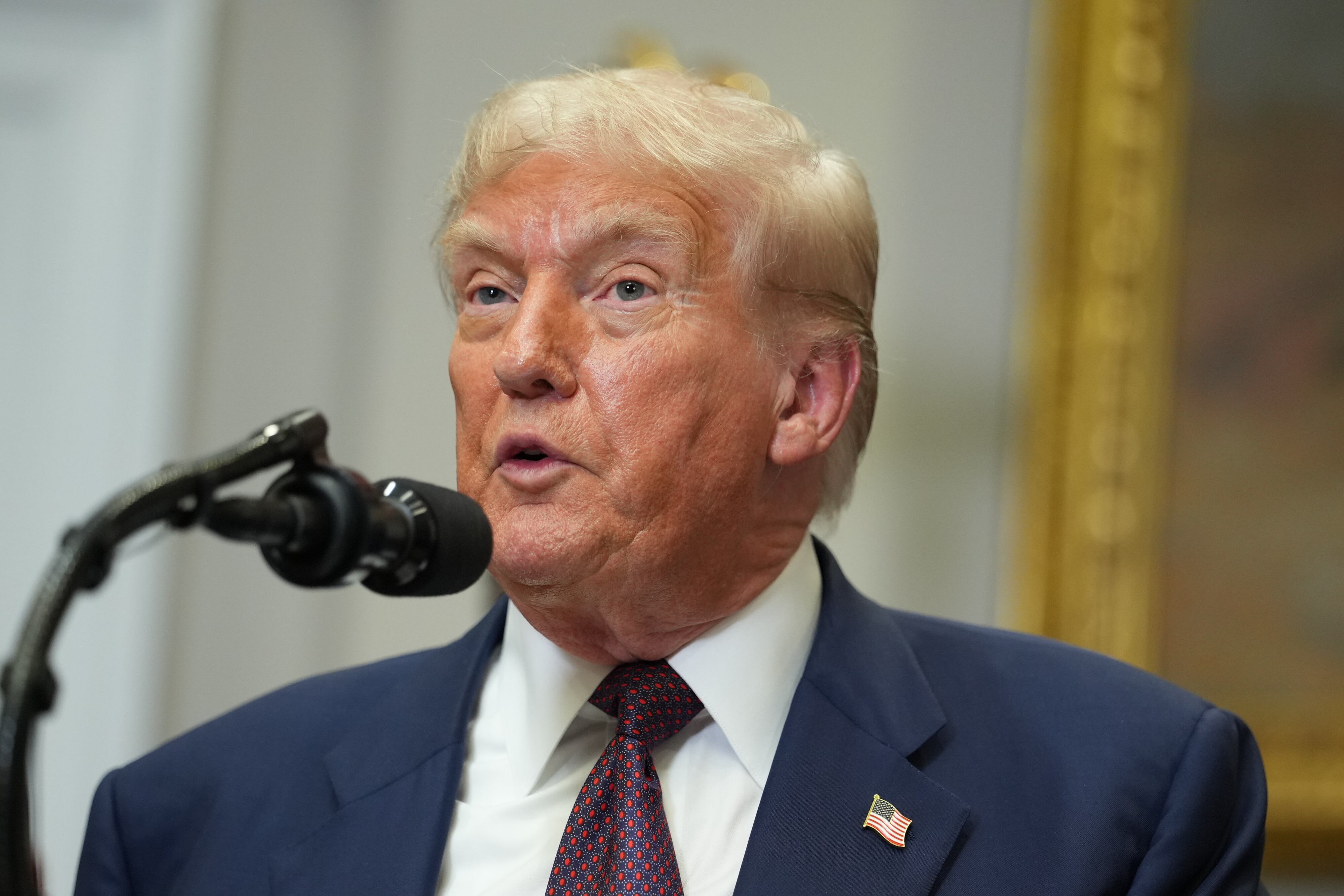 Donald Trump durante la firma de ordenes ejecutivas