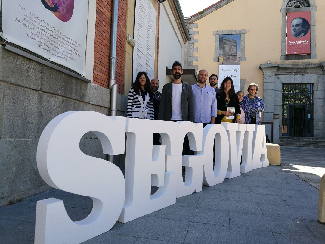 Integrantes de la candidatura municipal de Podemos esta mañana junto a la sla Expresa 2