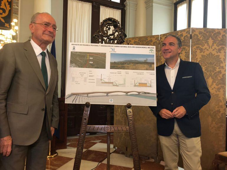 El alcalde, Francisco de la Torre junto a Elías Bendodo, presidente de la Diputación de Málaga.