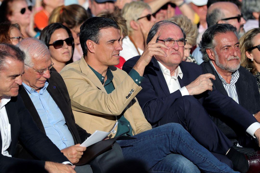 El secretario general del PSOE y presidente del Gobierno en funciones, Pedro Sánchez (3i), junto al candidato socialista al Parlamento Europeo Josep Borrel (2i), al candidato del PSOE en la Comunidad de Madrid, Ángel Gabilondo (2d), y al candidato a la Alcaldía de Madrid, Pepu Hernández (d)