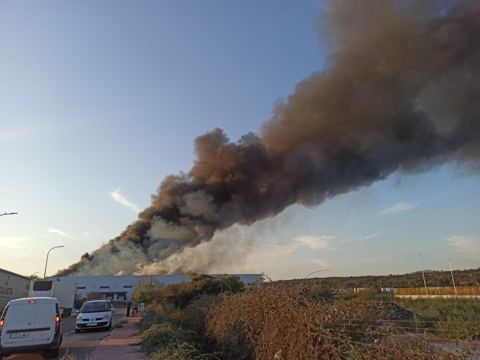 Densa columna de humo proveniente del incendio de las naves de Acenorca