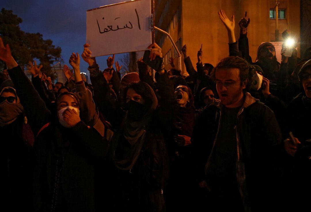 Cientos de iraníes protestan en la calle.