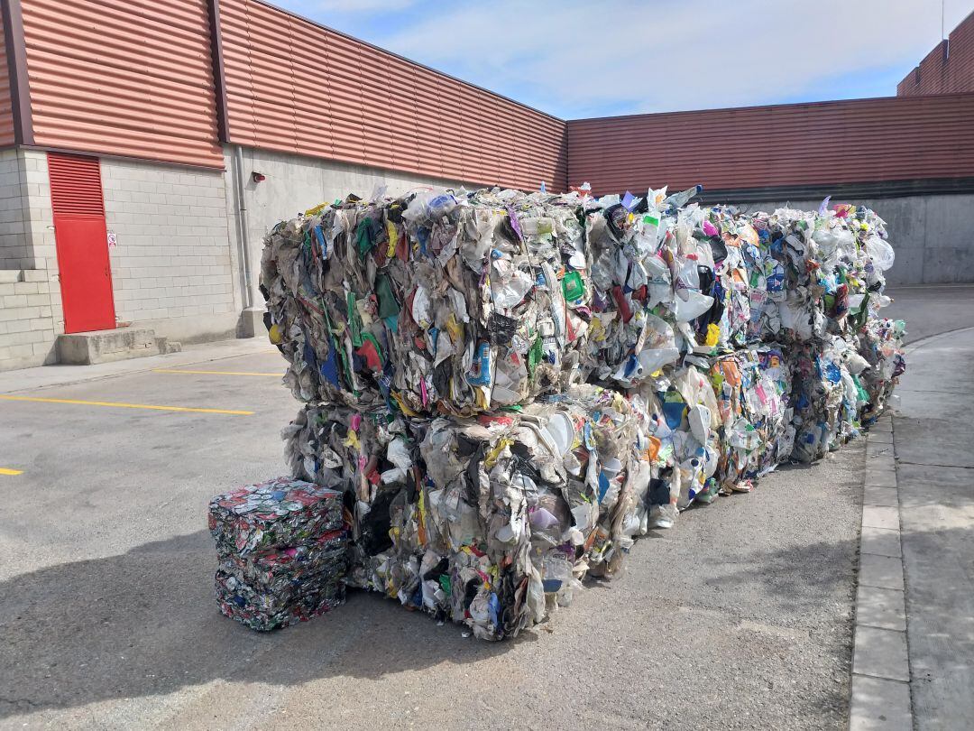 La Planta de Tratamiento de Residuos de Fuenlabrada se encarga de la basura depositada en el contenedro amarillo.