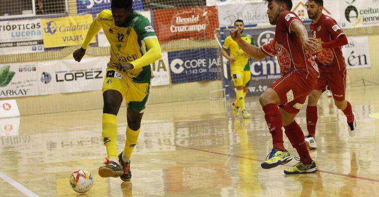 Bingyoba durante el partido frente al Pozo Murcia disputado en la Salobreja la pasada temporada.