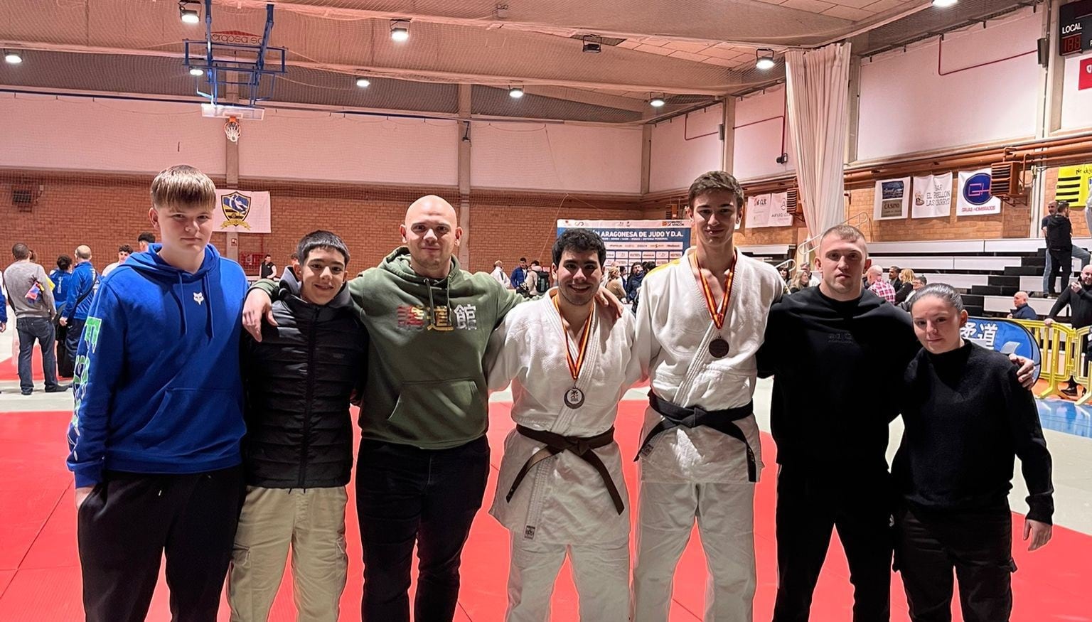 Judocas y entrenadores que participaron en la competición