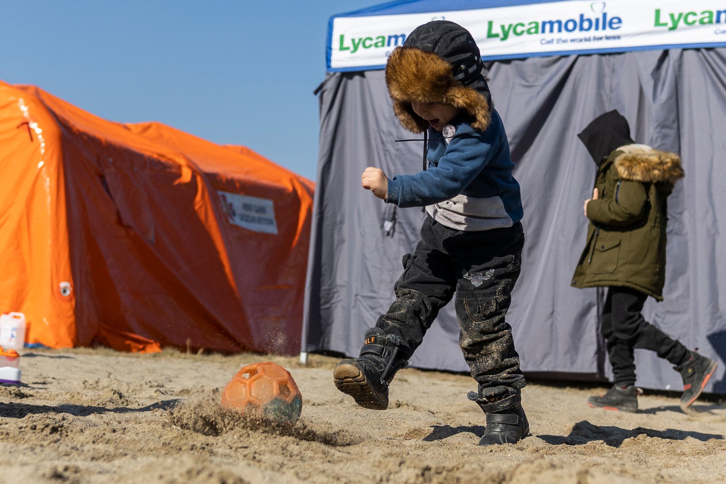 BUDOMIERZ (POLONIA), 14/03/2022.- Un niño juega este lunes en el campamento de refugiados en Budomierz (Polonia), en el paso fronterizo con Ucrania más cercano al bombardeo del IPSC de Yavoriv, a 25 kilómetros de la frontera polaca. EFE/Rodrigo Jiménez
