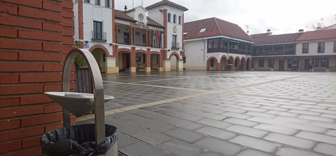 Una de las papeleras en la plaza de la Constitución de Pinto