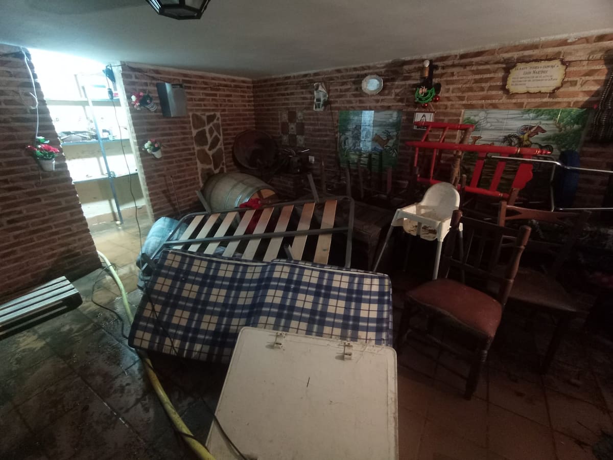 El rastro que han dejado las inundaciones en Talavera: vecinos sin agua caliente, muebles en la basura y un "miedo constante"