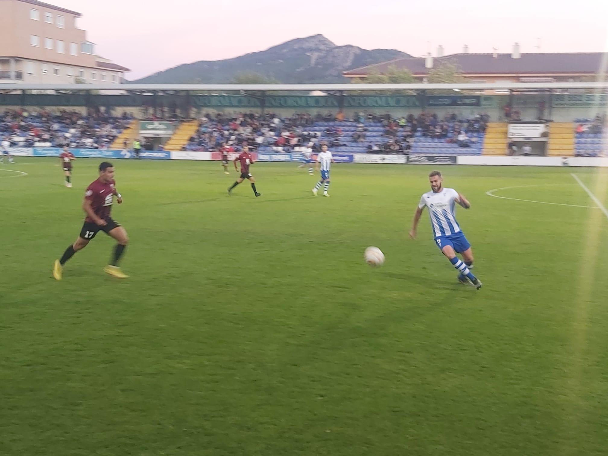 Instante del partido entre el Alcoyano y el Eldense en el Campo Municipal de El Collao