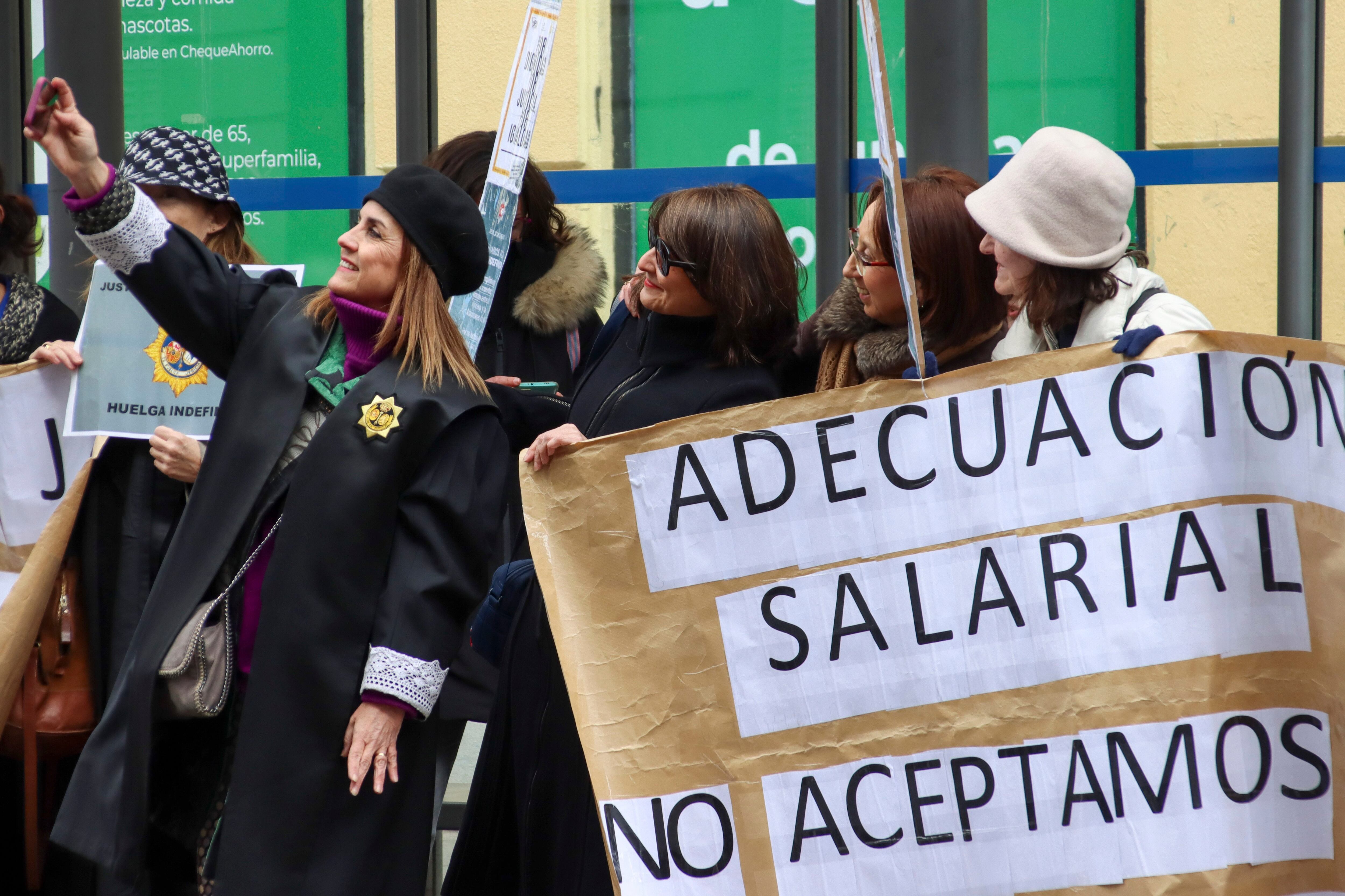 El comité de huelga de los letrados de la administración de Justicia, a su llegada a la tercera reunión con representantes del Ministerio de Justicia