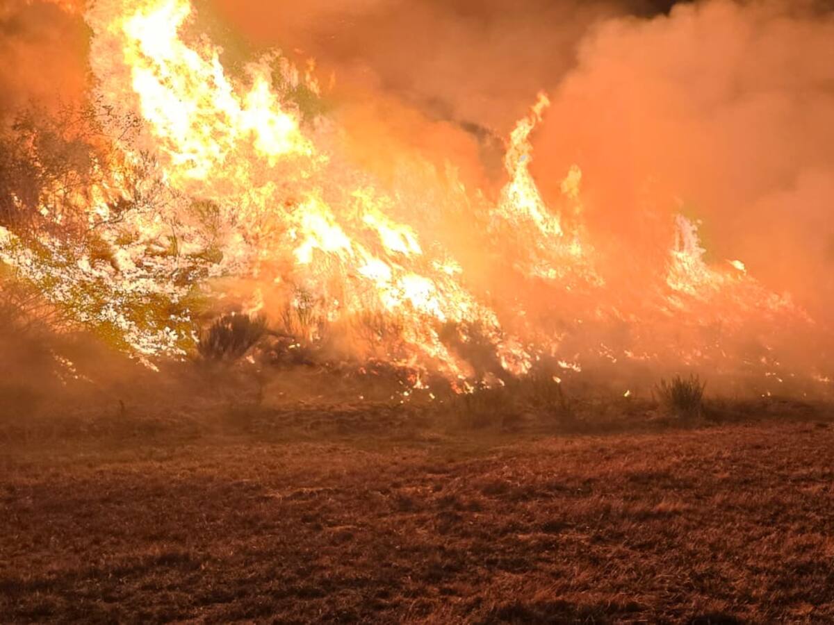 El incendio de La Baña obliga a desalojar la localidad y mantiene la tensión en León a pesar de los avances en otros fuegos