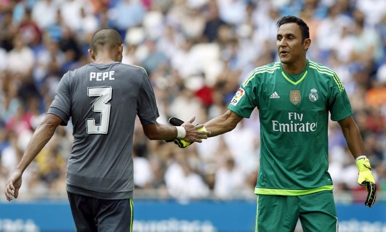 Keylor Navas choca la mano con Pepe