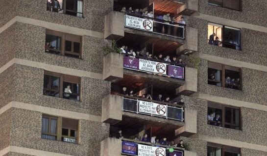 Numerosas personas siguen desde los balcones de un edificio cercano al estadio de Ipurúa