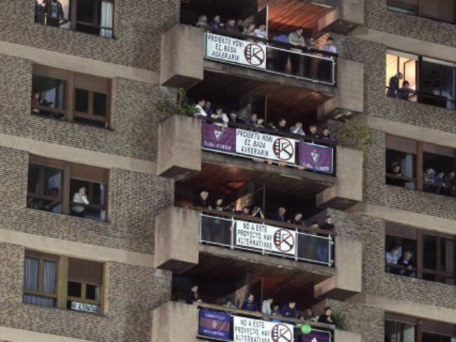 Numerosas personas siguen desde los balcones de un edificio cercano al estadio de Ipurúa