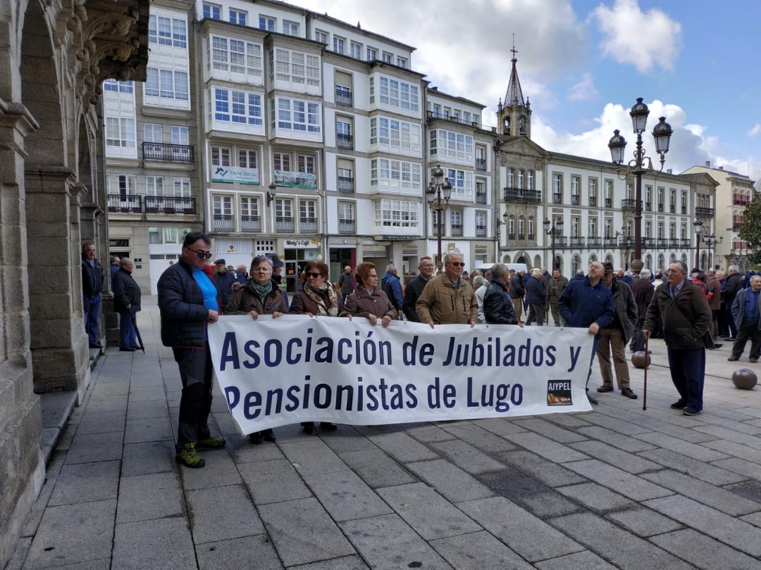 Pensionistas a las puertas del Concello de Lugo