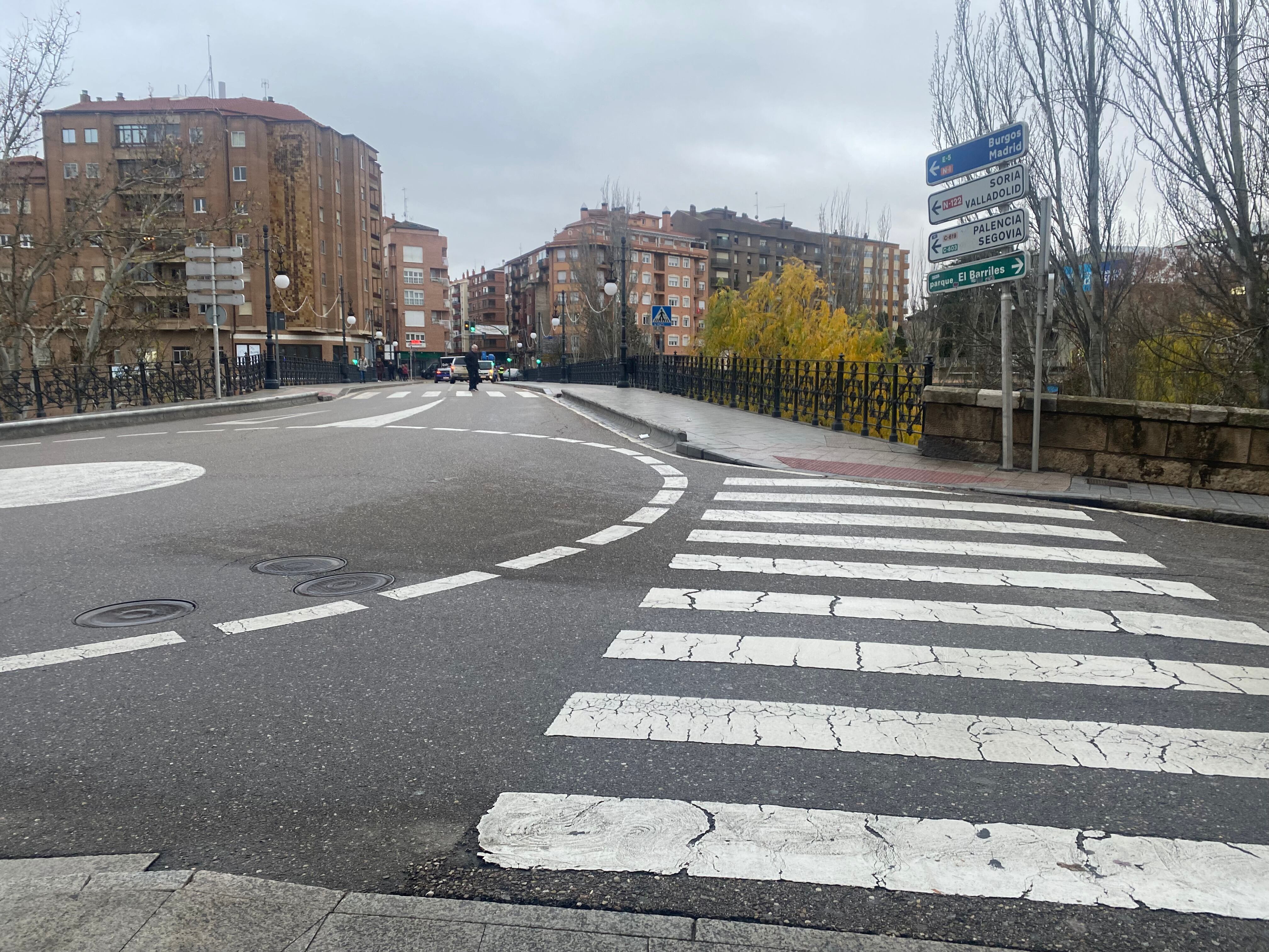 El paso de cebra frente al consistorio se bajará unos metros y el del fondo, pegado a la rotonda, se eliminará