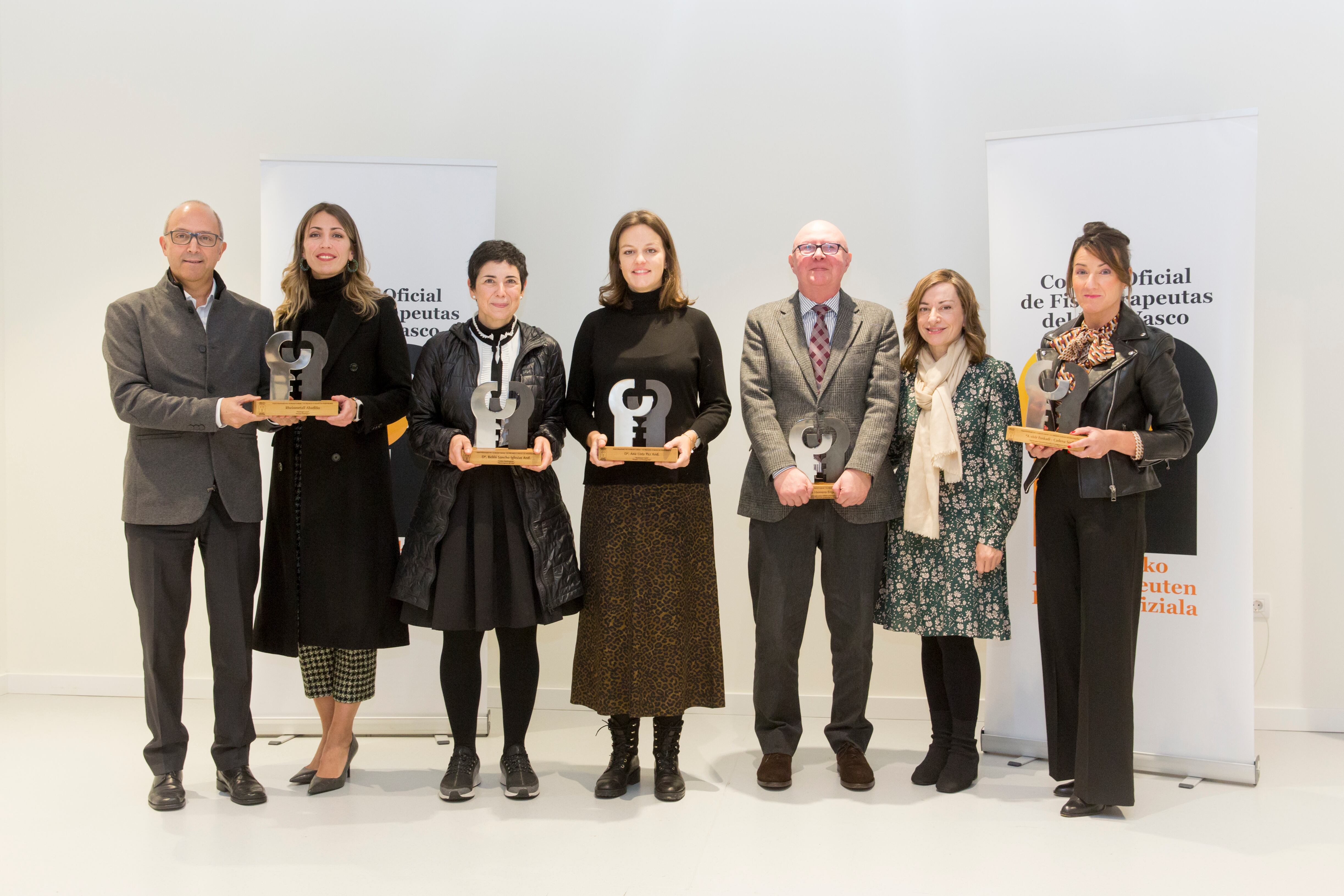 Foto de familia de los premiados con Aloña Velasco (primera por la derecha)