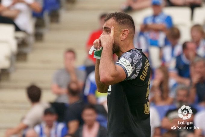 Gonzalo Verdú besa el brazalete de capitán tras firmar el 2-2 ante el Espanyol