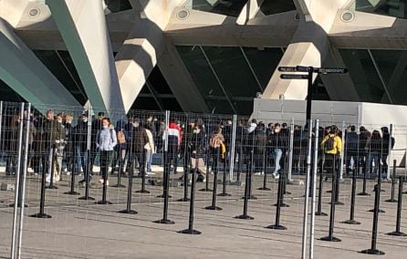 Colas en el punto de vacunación portátil en la Ciudad de las Artes y las Ciencias de Valencia