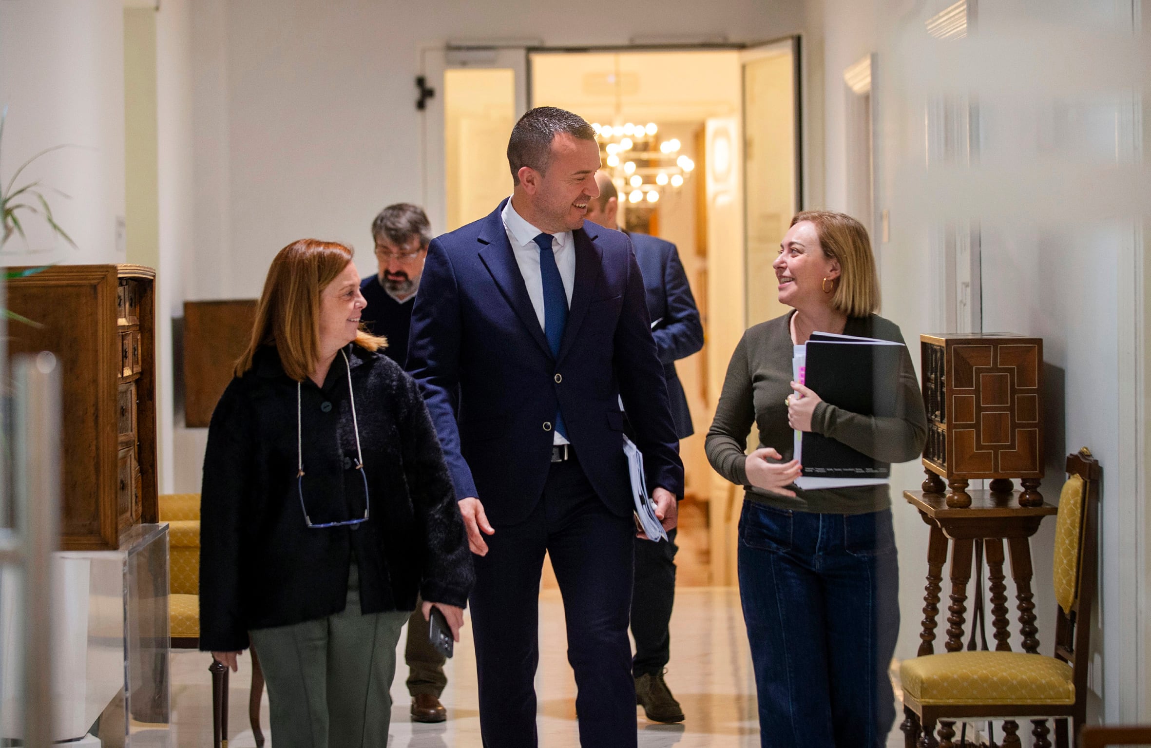 Vicent Mompó junto a Reme Mazzolari y Natalia Enguix