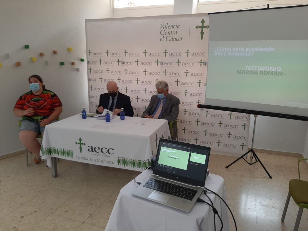 Marisa Román, paciente diagnosticada con cáncer durante la pandemia, cuenta en rueda de prensa lo duro que fue el proceso. 