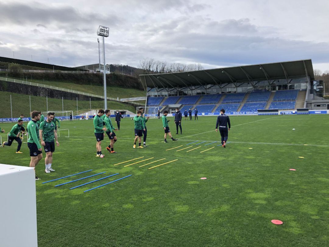 Los jugadores de la Real se ejercitan en Zubieta