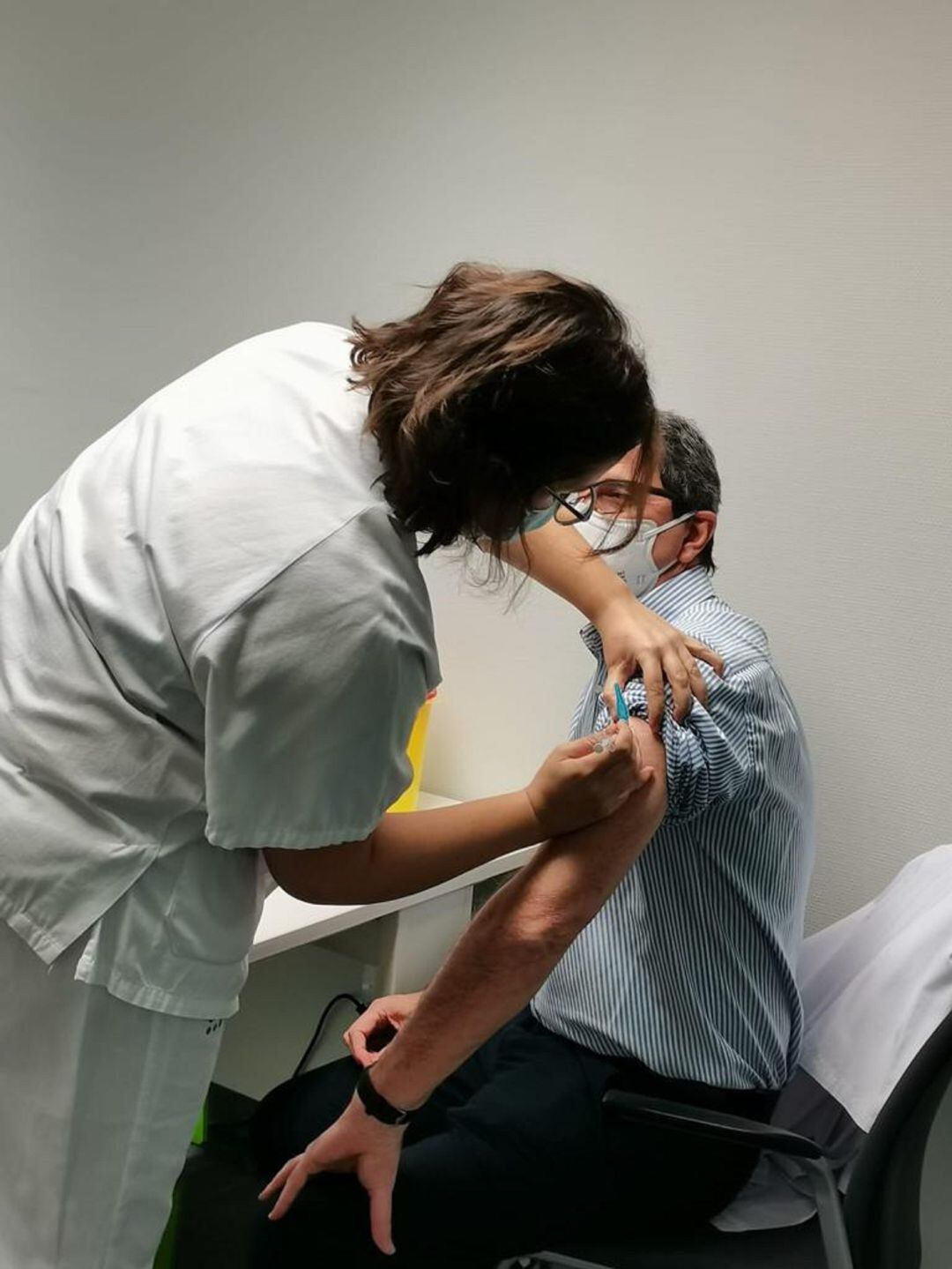 Un médico se pone la vacuna contra el coronavirus en Son Espases