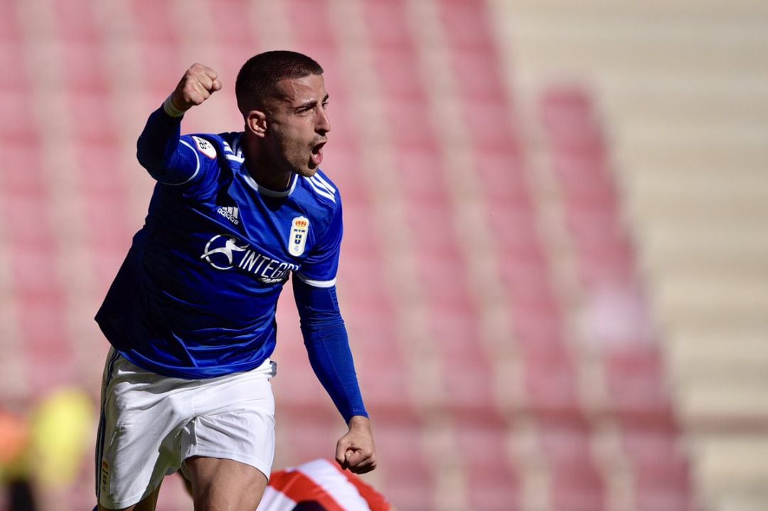 Ernesto celebra un gol en Las Gaunas