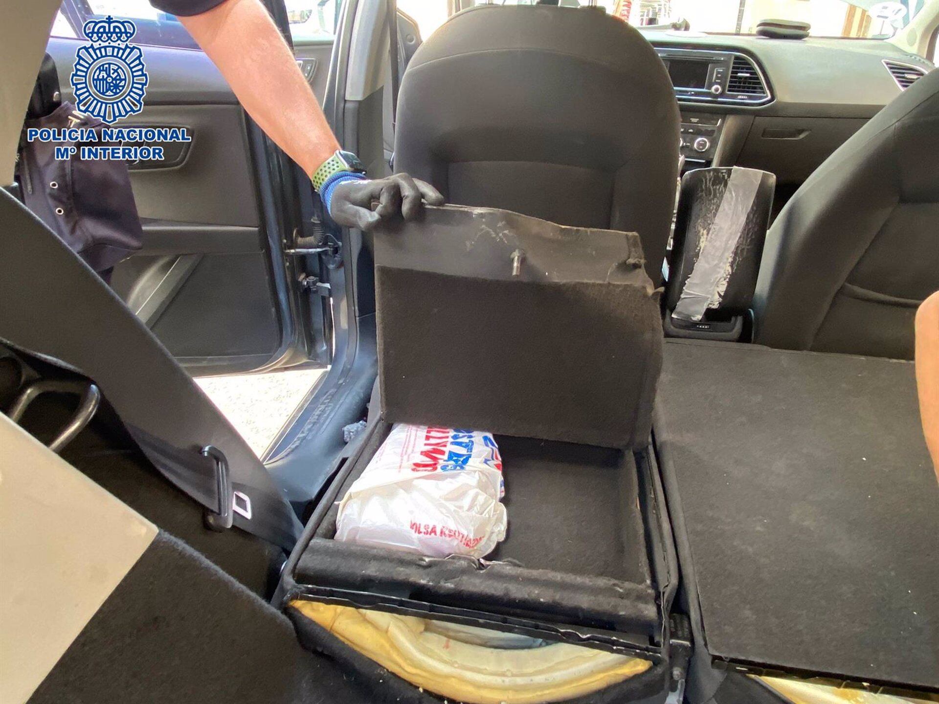 Bolsa con cocaína en su interior descubierta en un coche por la Policía Nacional en la provincia de Jaén