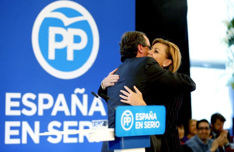 La secretaria general del PP, María Dolores de Cospedal (d), se abraza al ministro de Sanidad y presidente de esta formación en el País Vasco, Alfonso Alonso