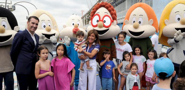 Beatriz Mato, en el Club del Mar de San Amaro, con las figuras de Os Bolechas