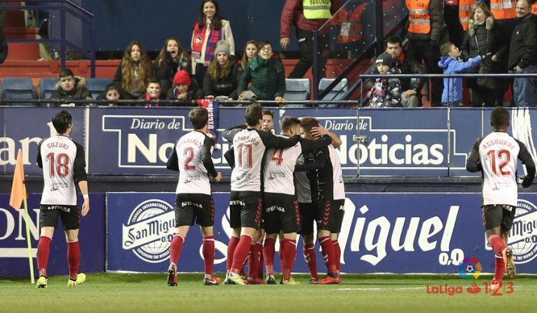 Els jugadors del Nàstic celebren la victòria a Pamplona.
