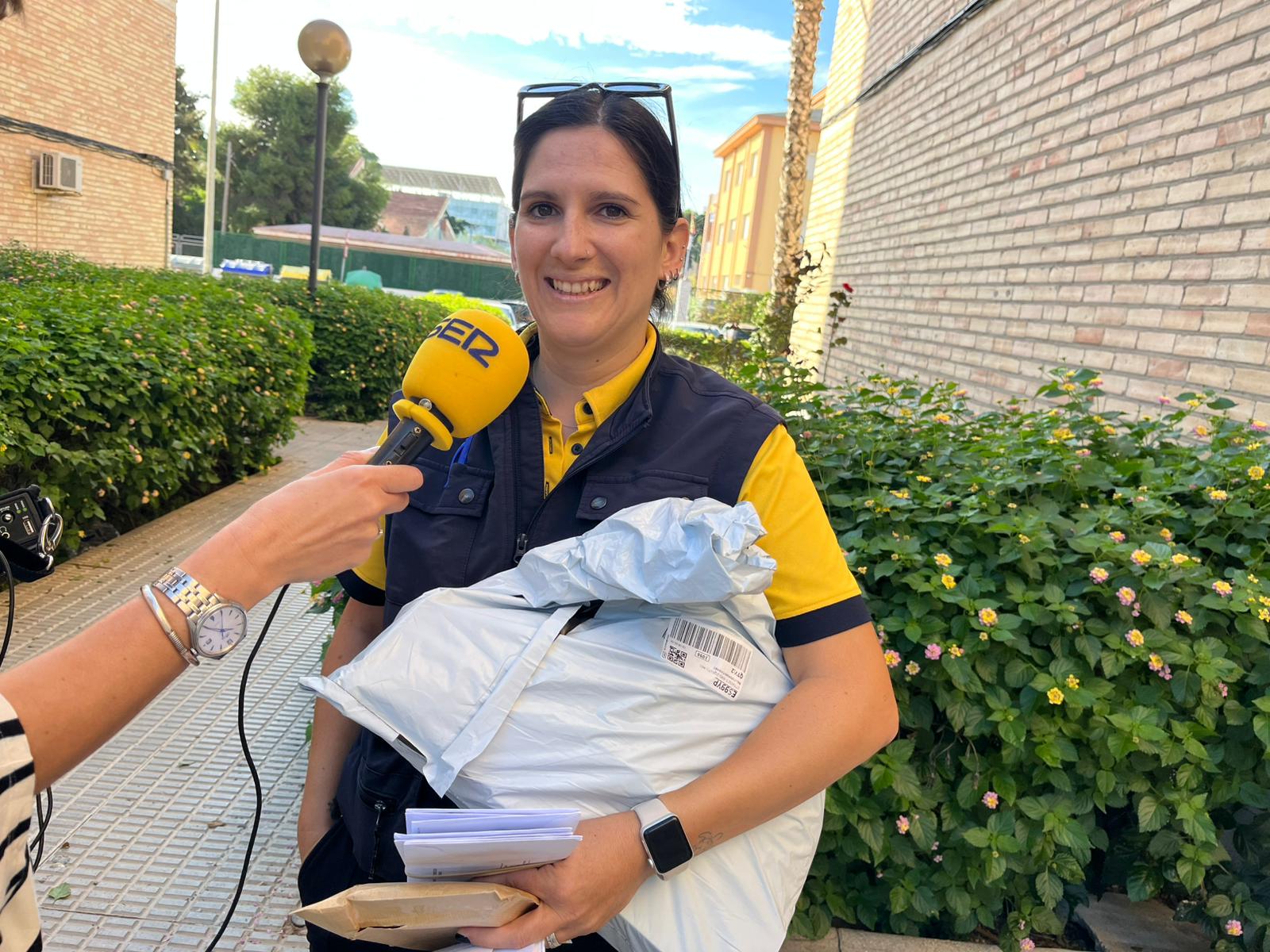 “Cada carta es una historia”: Ana María, cartera cartagenera de 34 años que ama su oficio