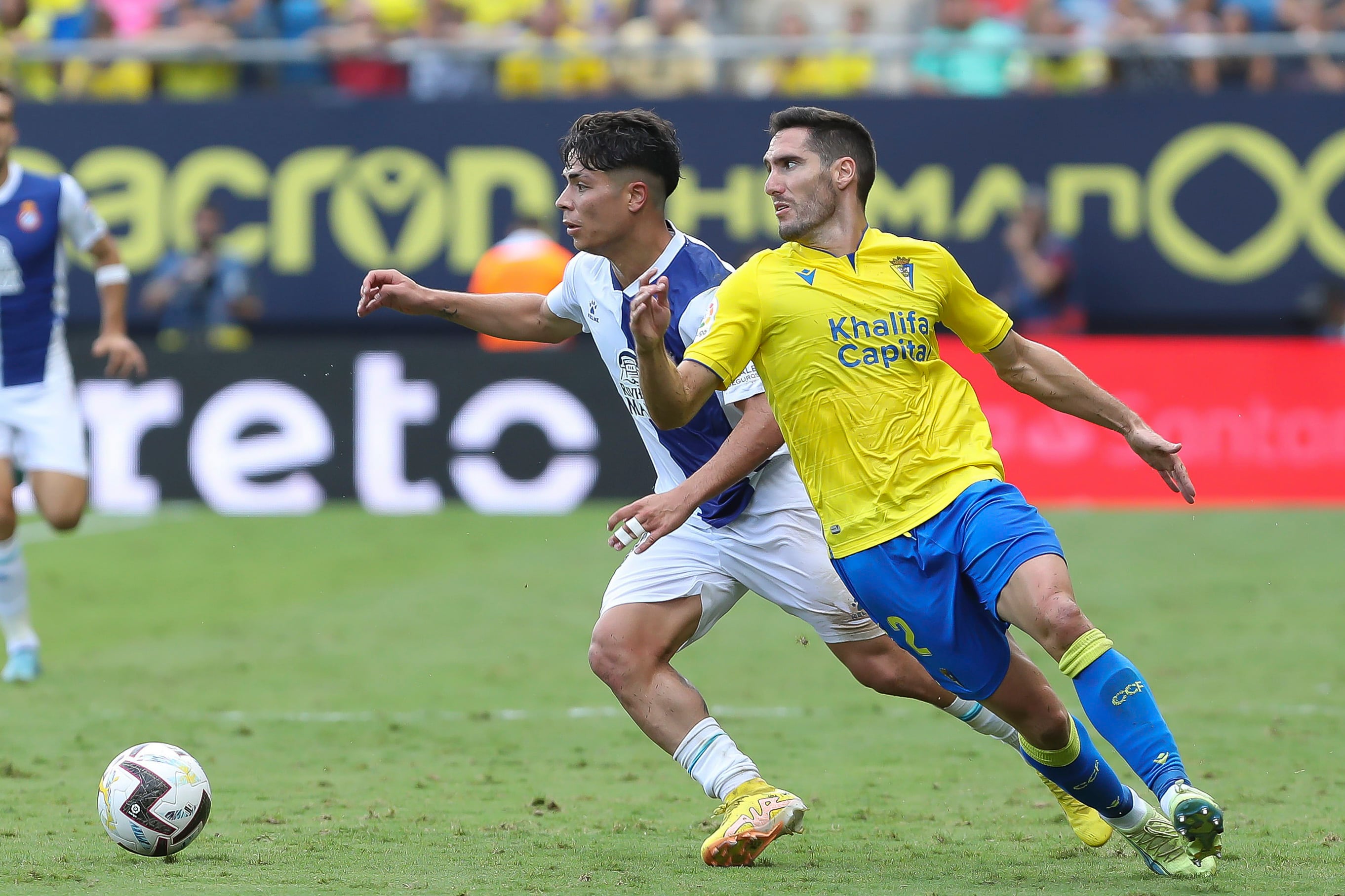 CÁDIZ, 09/10/2022.- El centrocampista del RCD Espanyol (i), Nico M. R. lucha por el balón con el defensa del Cádiz CF, Zaldua durante el partido de Liga que enfrenta al Cádiz CF y el RCD Espanyol en el Estadio Nuevo Mirandilla. EFE/Román Ríos
