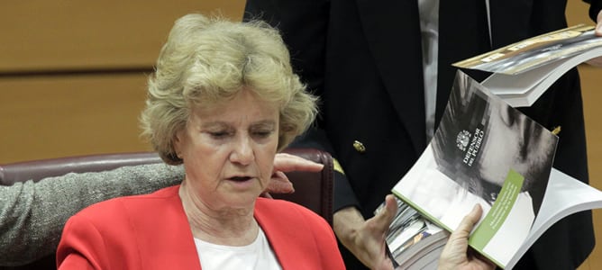 La Defensora del Pueblo, Soledad Becerril, durante la Comisión Mixta Congreso-Senado del informe de gestión de la institución de 2011, cuando recibió más de 24.000 quejas, en su mayoría relacionadas con los efectos de la crisis.