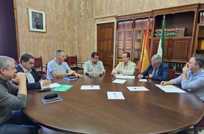 El subdelegado de Gobierno en Almería, José María Martín, ha mantenido una reunión de trabajo con las principales organizaciones agrarias para conocer las primeras valoraciones que la DANA ha ocasionado en el campo.