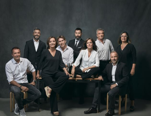 De izquierda a derecha: Manu Carreño, Dani Garrido, Pepa Bueno, Javier del Pino, Toni Garrido, Mara Torres, Carles Francino, José Antonio Marcos y Àngels Barceló.