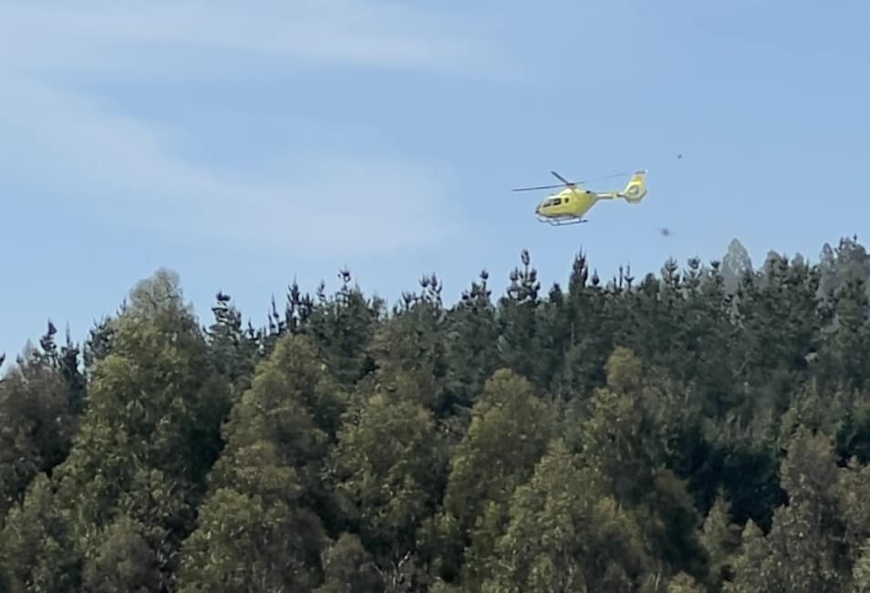 Un helicóptero trasladó al herido (foto: Concello de San Sadurniño)