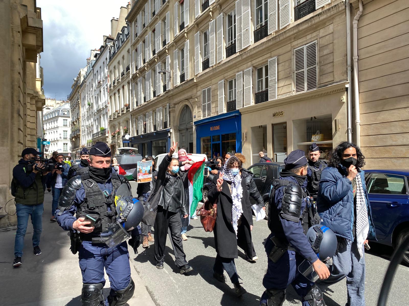 Estudiantes propalestinos desalojados por la policía parisina