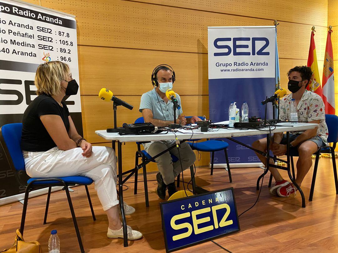  Nuria Leal y David Izquierdo (izda) con el subdirector de Radio Aranda, Valentín García en el programa especial de La SER en Sonorama Ribera