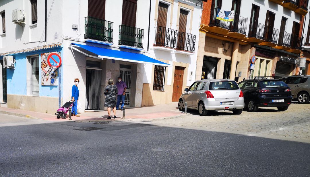 Varios ciudadanos esperan su turno a la entrada de una pescadería