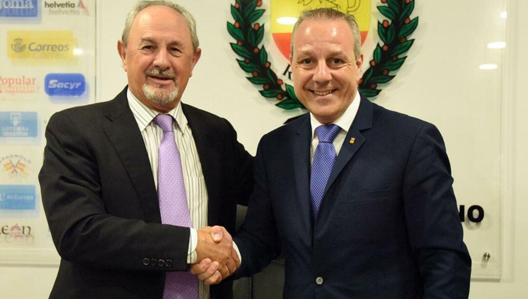 Aragonés, a la izquierda, junto a Francisco Blázquez, presidente de la RFEBM