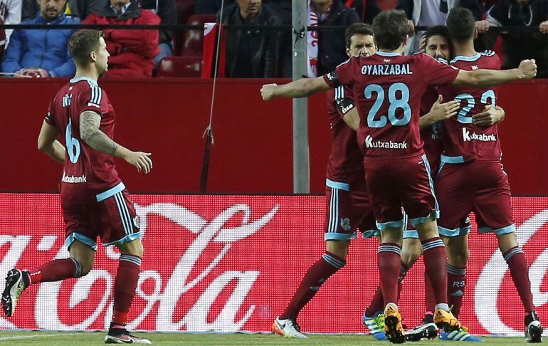 Los jugadores de la Real festejan el primer gol de Markel Bergara