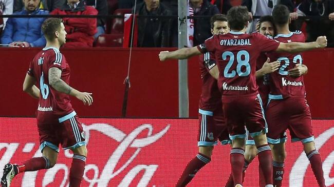 Los jugadores de la Real festejan el primer gol de Markel Bergara