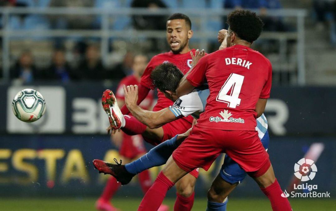 Adrián remata ante Derik y Gus Ledes para convertir el 2-1.